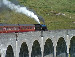 Eisenbahn über dem Glenfinnan Viadukt bei Fort William
